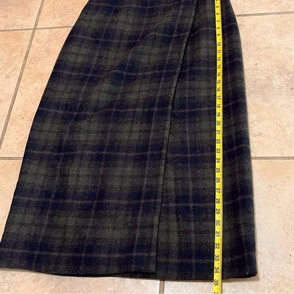 G.H. Bass Plaid Wool Wrap Skirt Size 10 Green Navy Tartan Pattern Midi Length - Picture 14 of 14